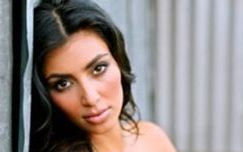 Kim Kardashian reklamuje bikini