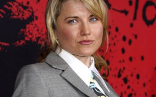 Lucy Lawless w kolorowym krawacie (FOTO)