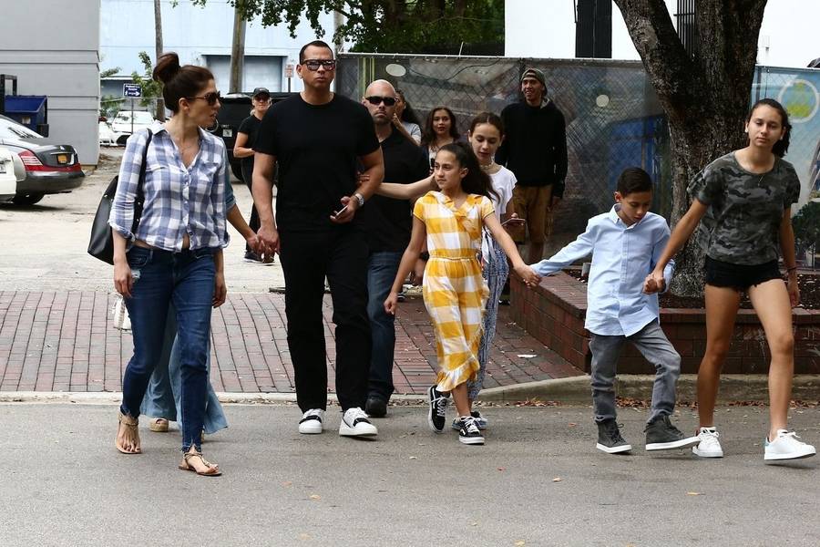 Jennifer Lopez na lunchu z narzeczonym i ich czwórką dzieci