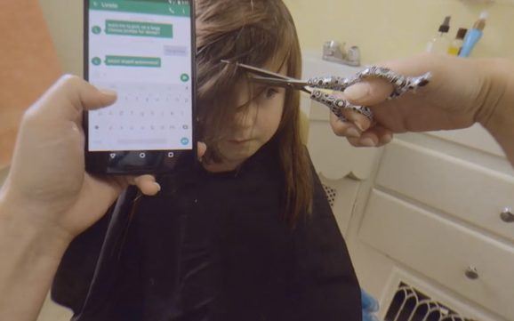 Mama obcinała córce grzywkę i wysyłała sms-y [VIDEO]