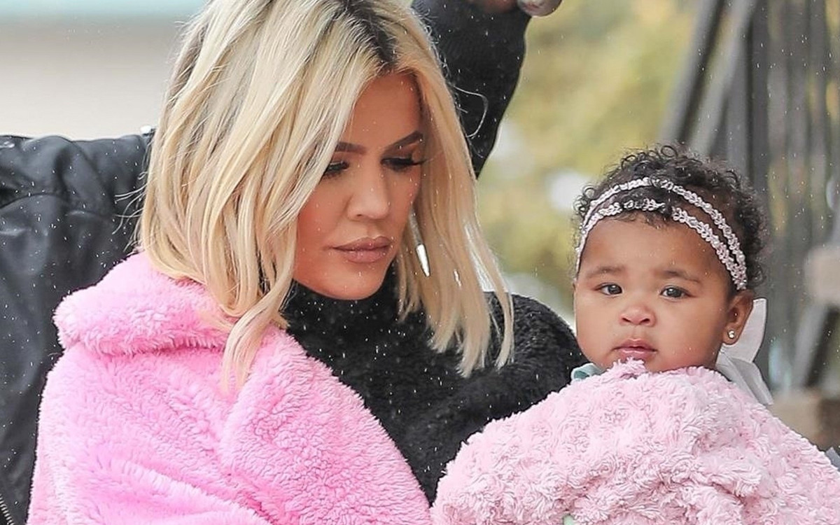 Smutna Khloe Kardashian idzie z córką w deszczu (ZDJĘCIA)
