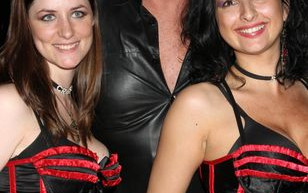 Hasselhoff imprezuje w otoczeniu młodych hostess (FOTO)