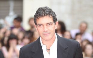 Antonio Banderas pozuje z młodymi fankami (FOTO)