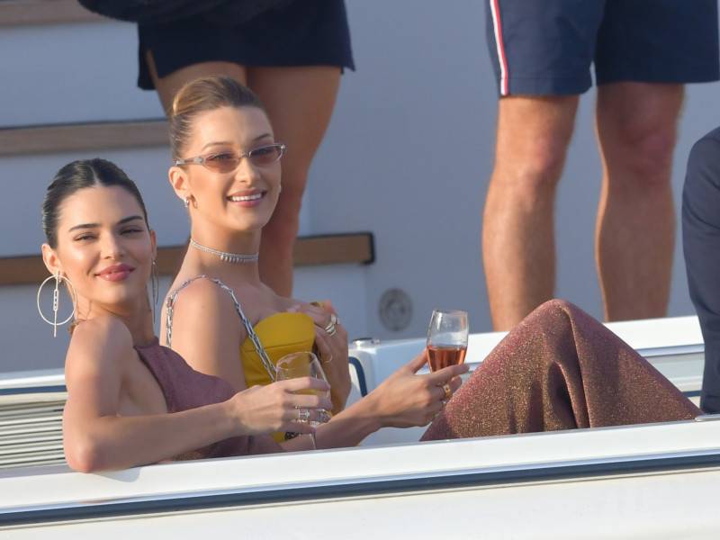 Kendall Jenner i Bella Hadid szaleją na jachcie w wieczorowych kreacjach