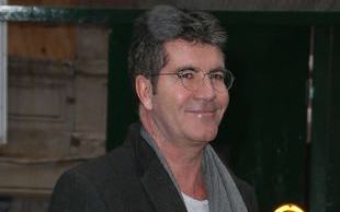 Simon Cowell – dumny tata przed szpitalem (FOTO)