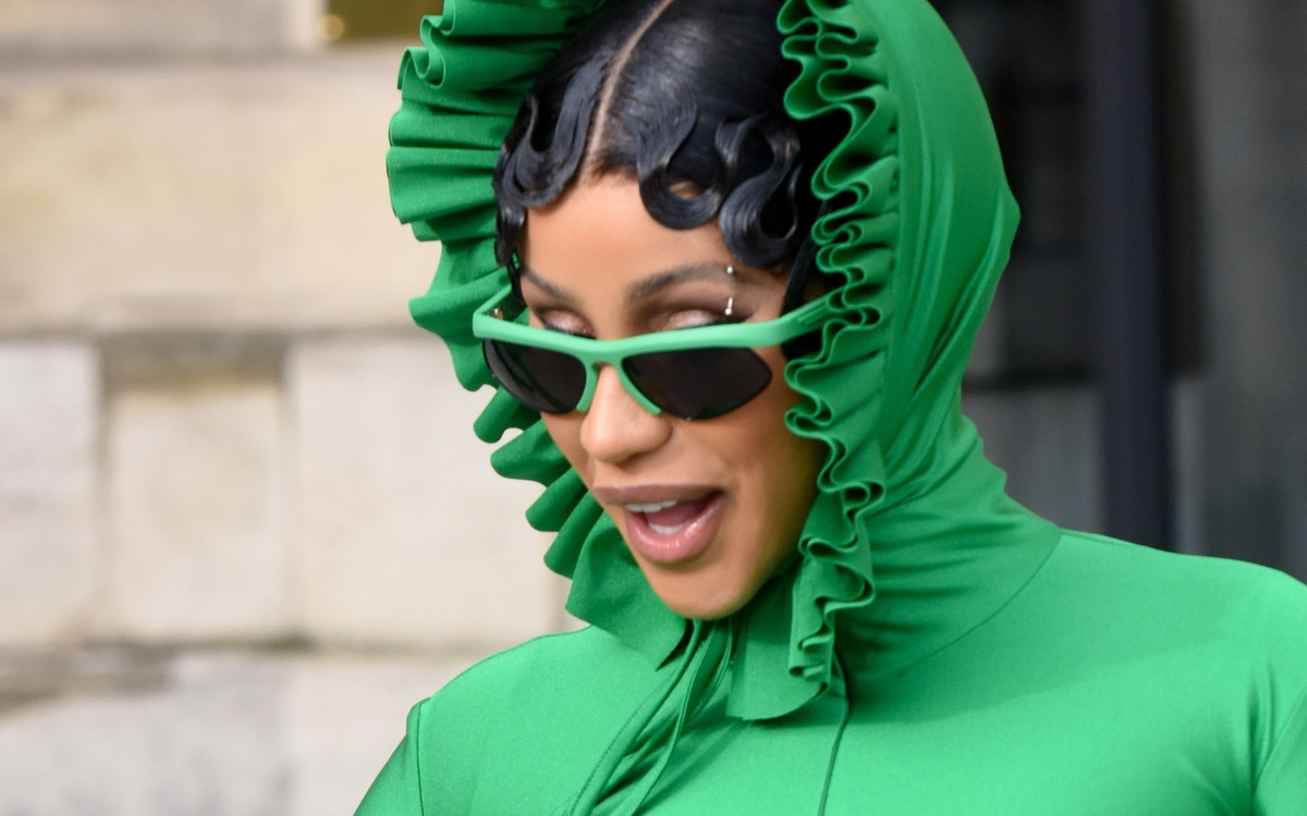 Ten look Cardi B z tygodnia mody w Paryżu to największa gwiazda memów
