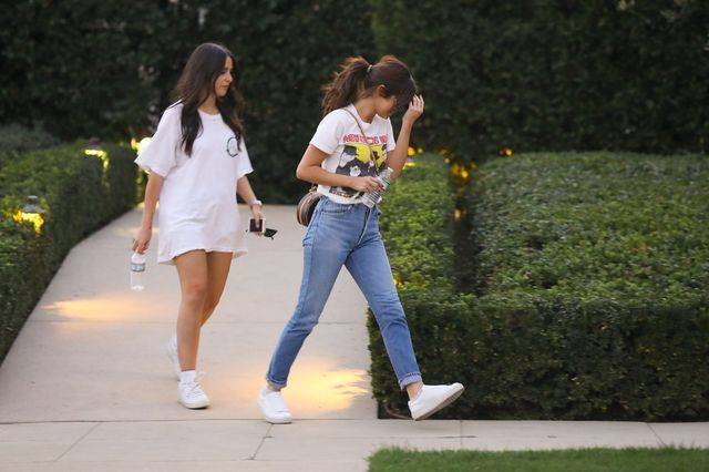 Selena Gomez w dżinsach i oldschoolowej koszulce NKOTB