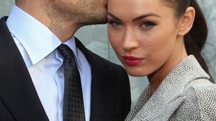 Megan Fox u boku męża (FOTO)