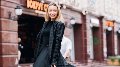 Nieśmiertelna mała czarna – jak noszą ją gwiazdy?