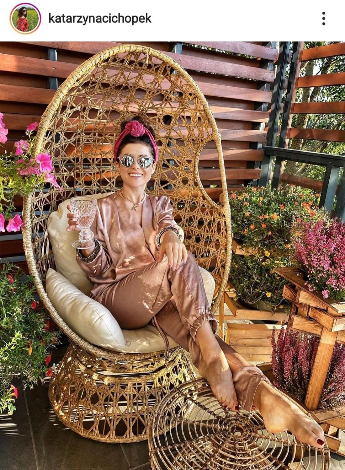 Katarzyna Cichopek na fotelu w stylu boho. 