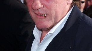 Pijany Depardieu błaźni się przed publicznością [VIDEO]
