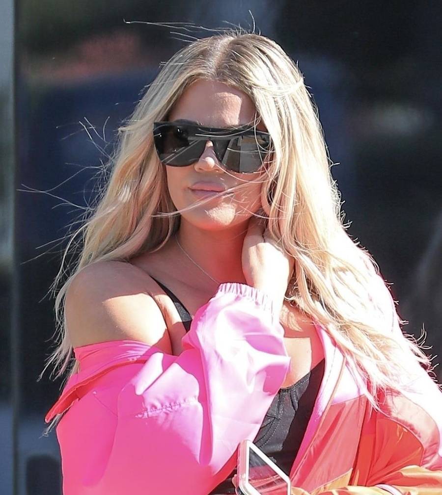 Na TYCH ZDJĘCIACH widać, że Khloe Kardashian wciąż ma KOMPLEKSY