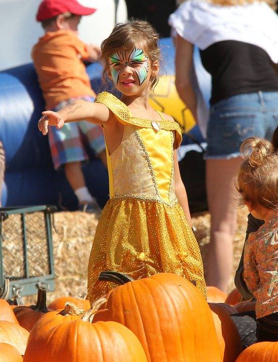 Jessica Alba wybiera z dziećmi dynię na Halloween