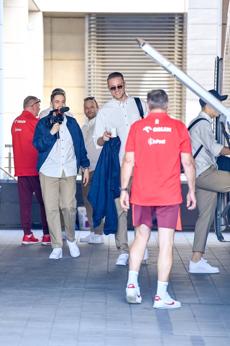 Polscy piłkarze gotowi na kolejne wyzwania! Reprezentacja Polski w drodze na EURO 2024 (FOTO)