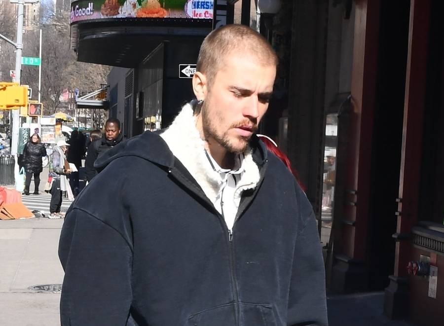 Smutny Justin Bieber w stylizacji “na menela” przechadza się ulicami Nowego Jorku (FOTO)