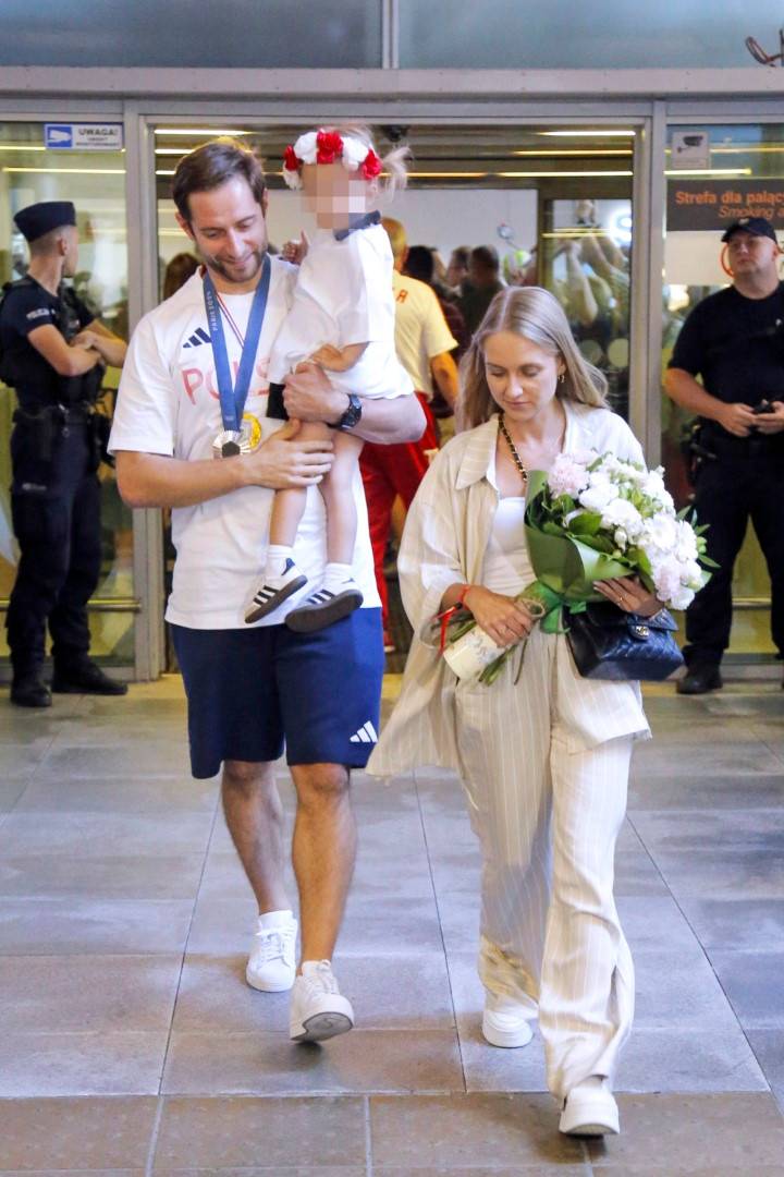 Olimpijczycy wrócili z Paryża. Tłumy kibiców witają ich na lotnisku w Warszawie! (ZDJĘCIA)