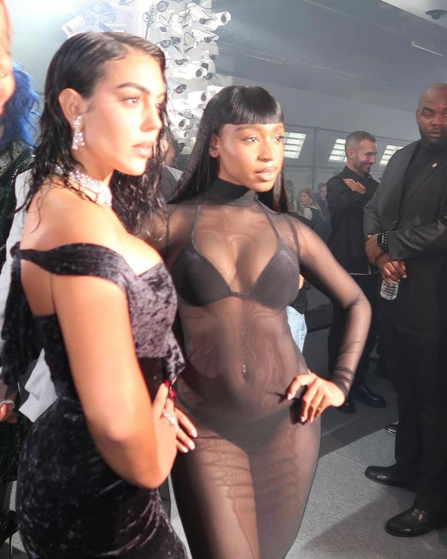 Georgina Rodriguez w niebezpiecznej mini odsłania kulisy Paris Fashion Week! (FOTO)