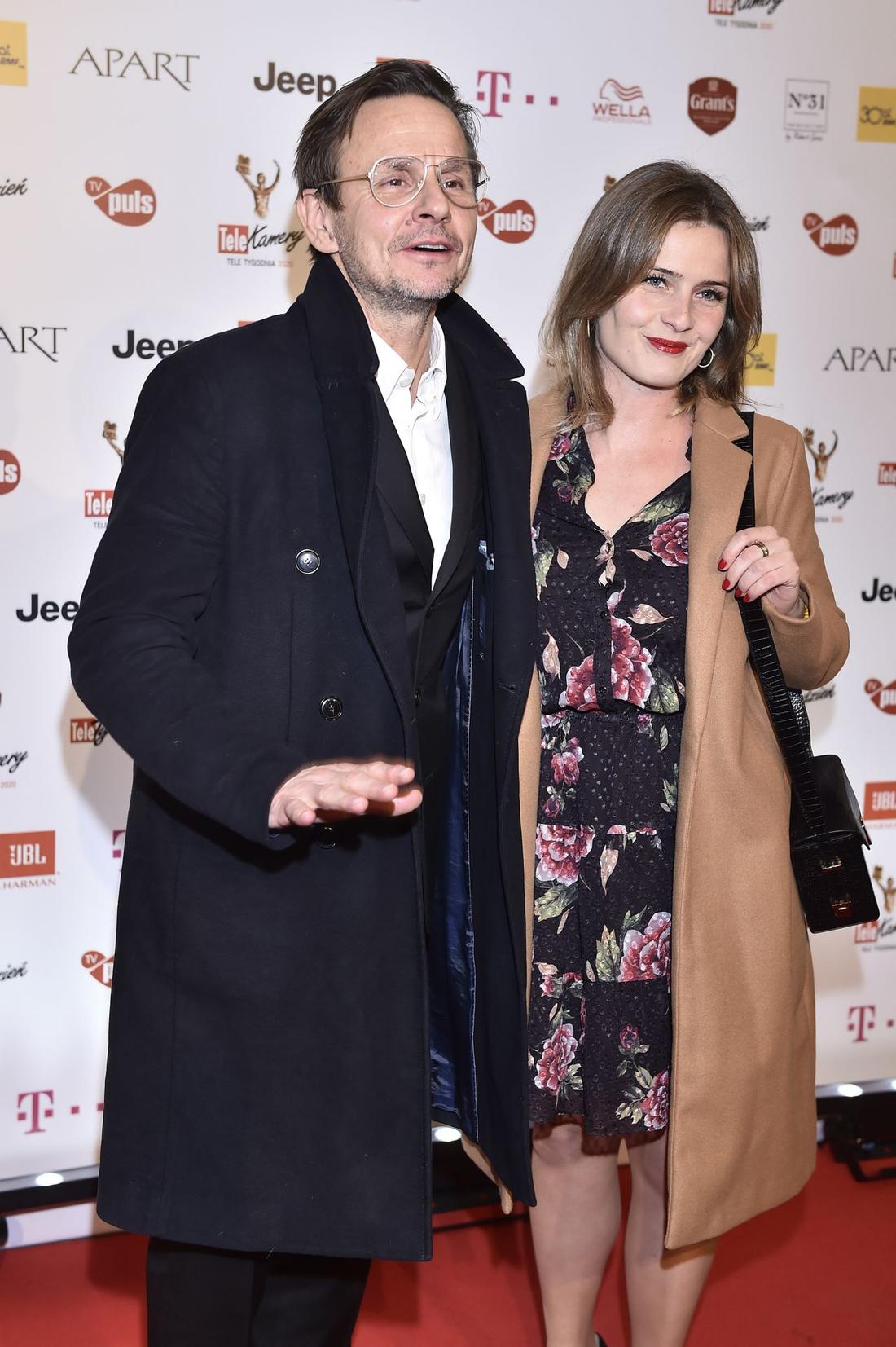 Bartłomiej Topa z partnerką na ściance