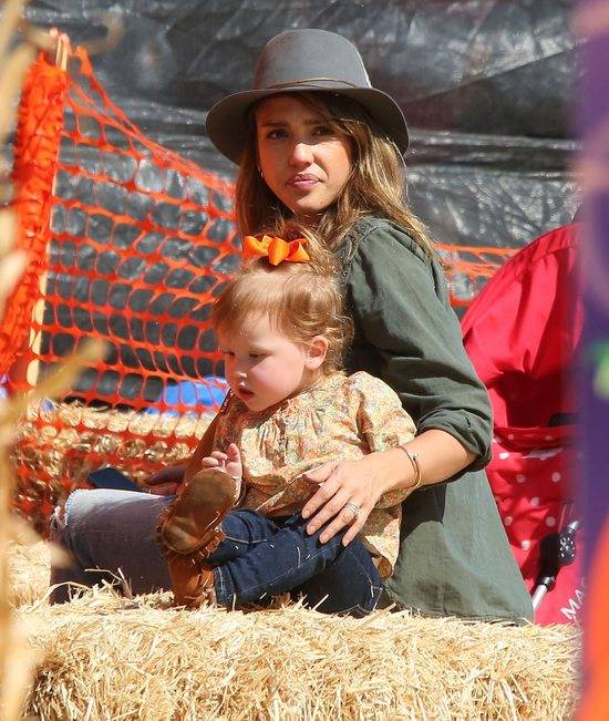Jessica Alba wybiera z dziećmi dynię na Halloween