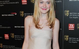 Dakota Fanning utonęła w swej sukni (FOTO)