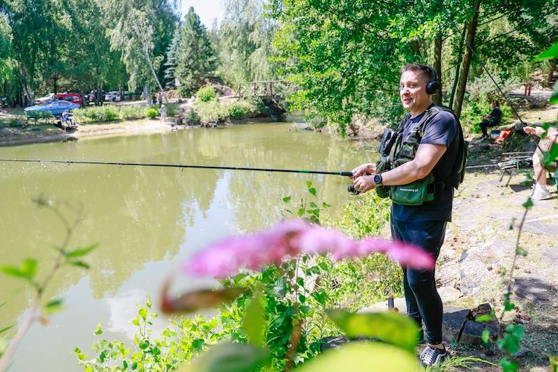 Kto w tym roku z AKTORÓW złowił największą rybę? Jacek Rozenek z ukochaną, Jarosińska, Małgorzata Sadowska…