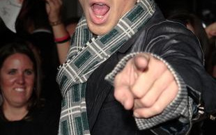 Cam Gigandet z Twilight w spódnicy