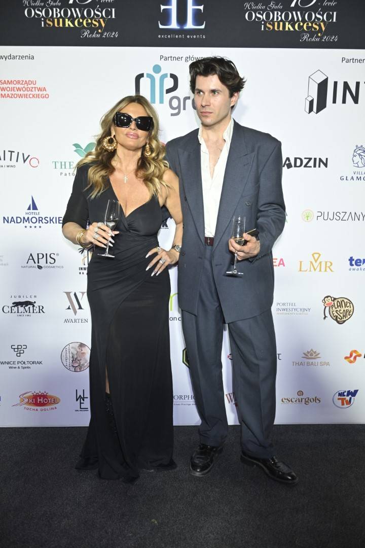 Gala Osobowości i Sukcesy: Doda założyła sukienkę na kombinezon, dawno niewidziana Karolina Pisarek z mężem