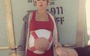 Elsa Pataky na spacerze z bliźniakami (FOTO)