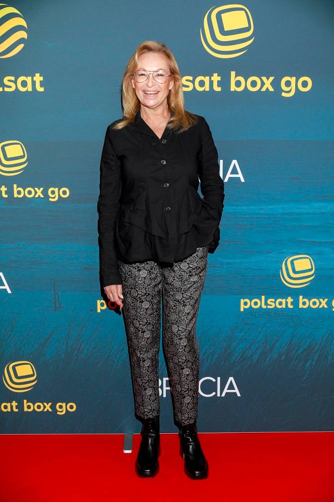 Spotkanie z aktorami serialu “Bracia”. Nikodem Rozbicki z piękną aktorką na ściance – nie jest to Julia Wieniawa