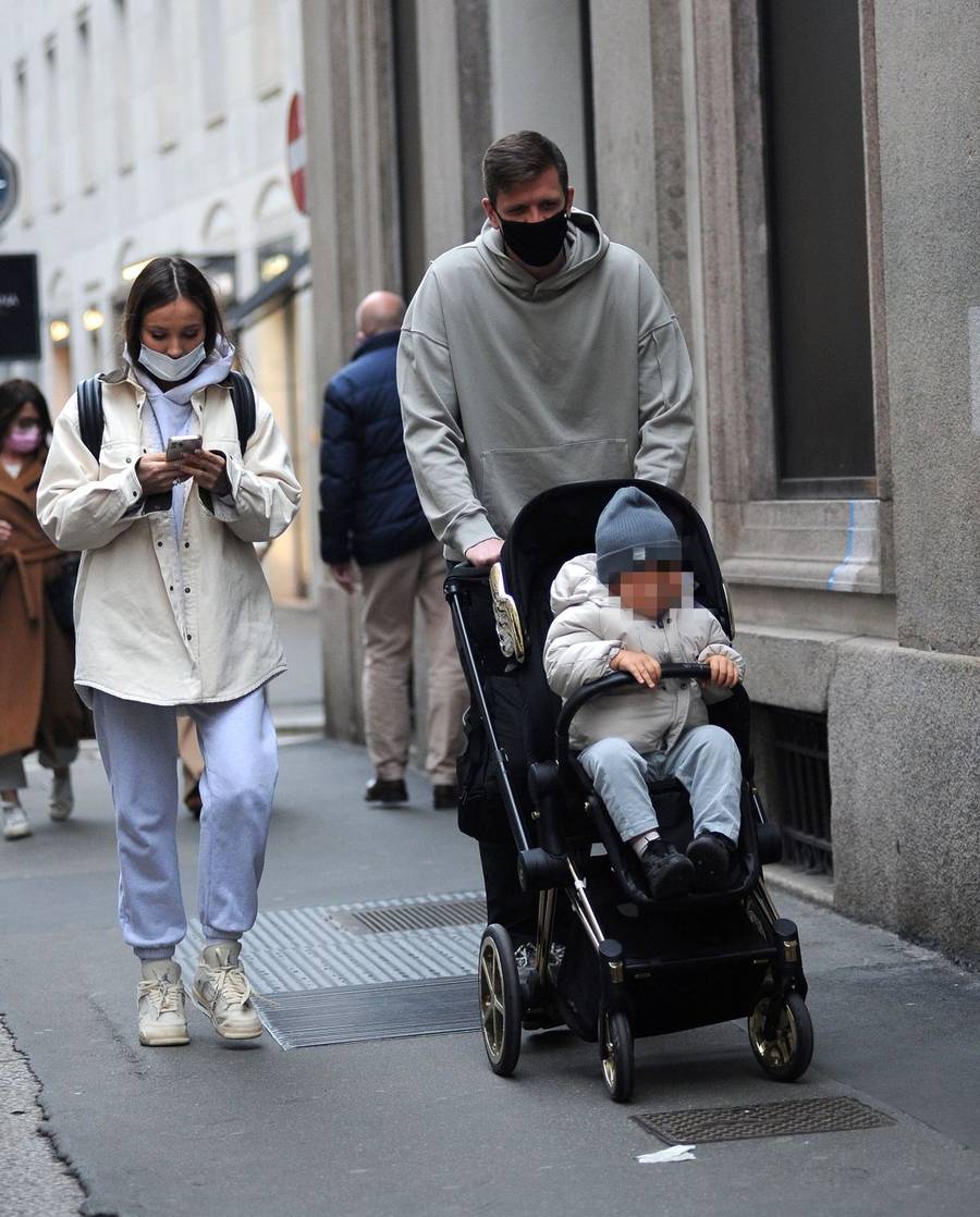 Marina i Wojtek z Liamem na spacerze