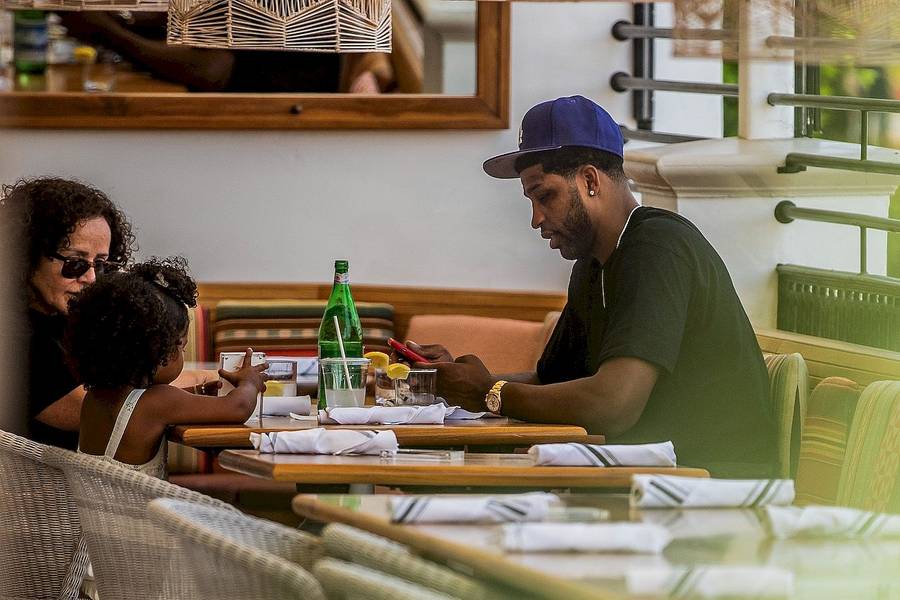 Khloe Kardashian z córką i Tristanem! Uwagę zwracał jeden szczegół na jej dłoni (ZDJĘCIA)