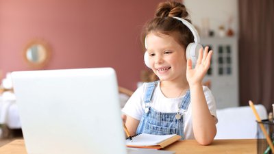 Internet a dziecko. Jak długo może używać sieci, smartfona i komputera?