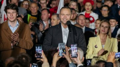 Daniel Nawrocki zaskoczył wpisem. Takie złożył życzenia urodzinowe ojczymowi. Zdjęcie mówi wszystko