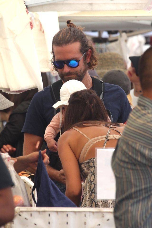 Bradley Cooper i Irina Shayk na spacerze z płaczącą córeczką