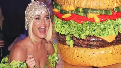 Gala Met 2019. Katy Perry na afterparty przebrana za cheeseburgera