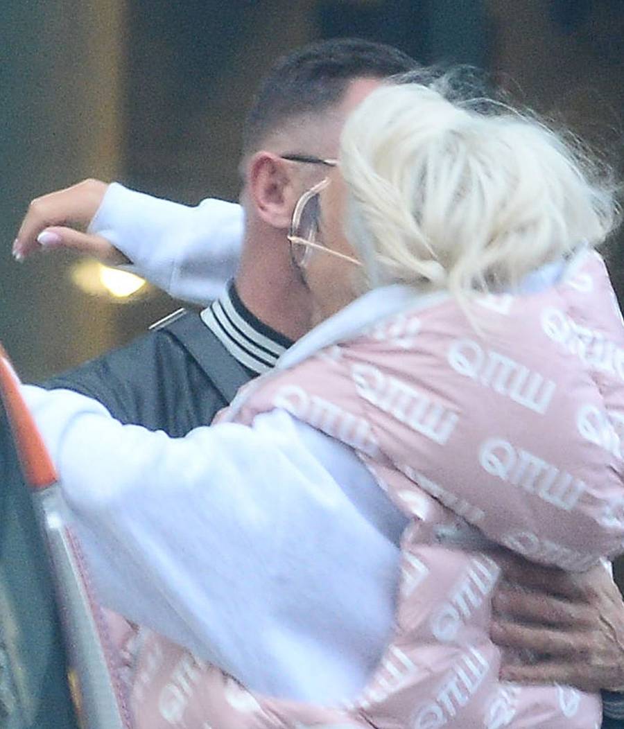 Blanka Lipińska przytula nieznajomego