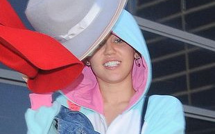 Liczyła na to, że przemknie niezauważona? (FOTO)