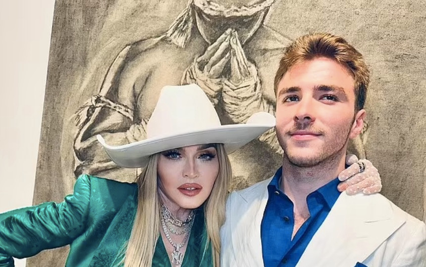 Madonna z dumą chwali się synem Rocco i jego obrazami na wystawie w Miami