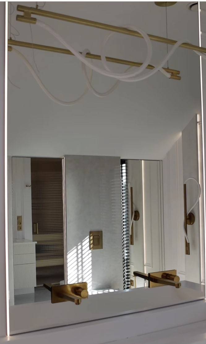 Sandra Kubicka pokazała swoją nową łazienkę! Złoto, transparentna wanna i wielkie podświetlane lustra (FOTO)