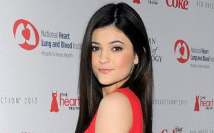 Siostra Kim Kardashian wypina pupę w bikini (FOTO)