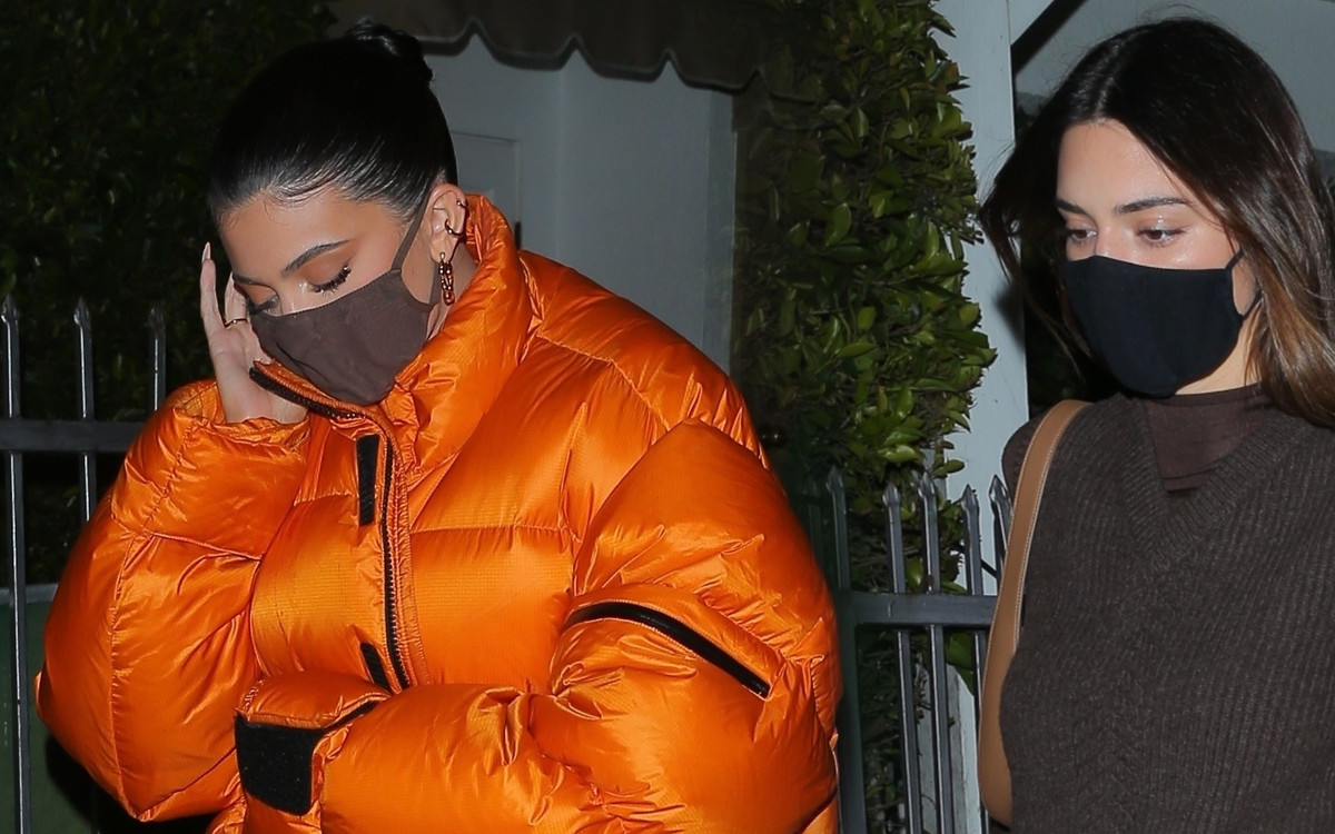 Kendall i Kylie Jenner na kolacji. Spodnie celebrytki to modowy koszmarek? (ZDJĘCIA)
