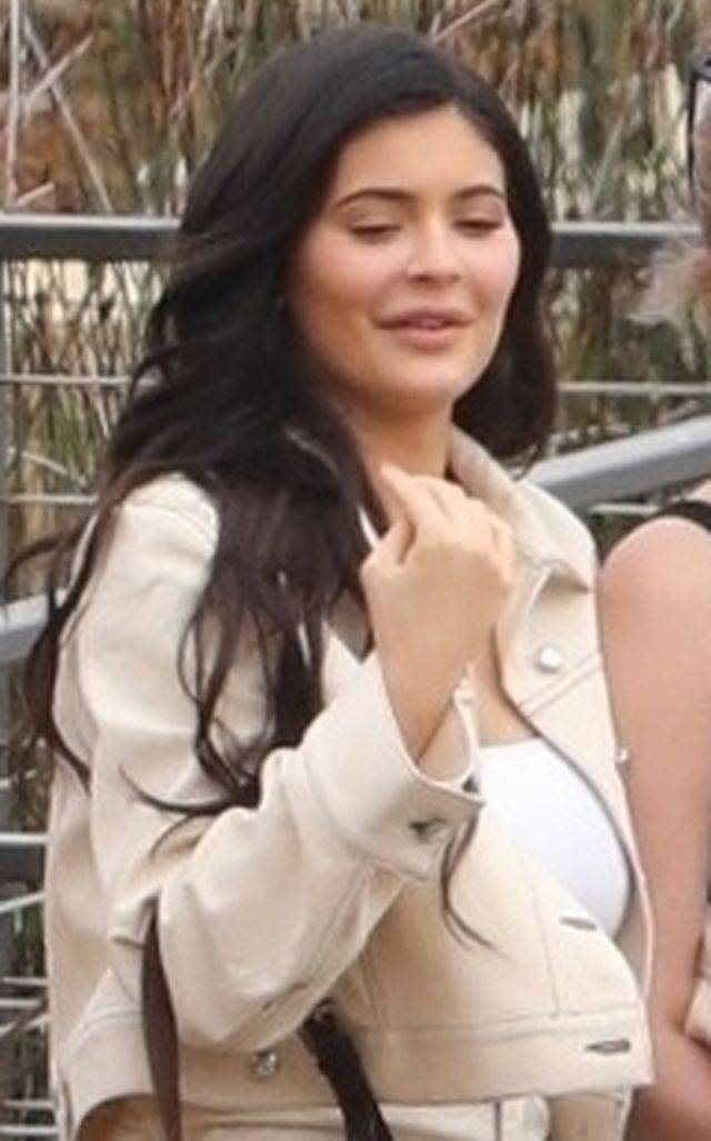 SPUCHNIĘTA Kylie Jenner – żadna z sióstr aż tak się nie ostrzykuje!