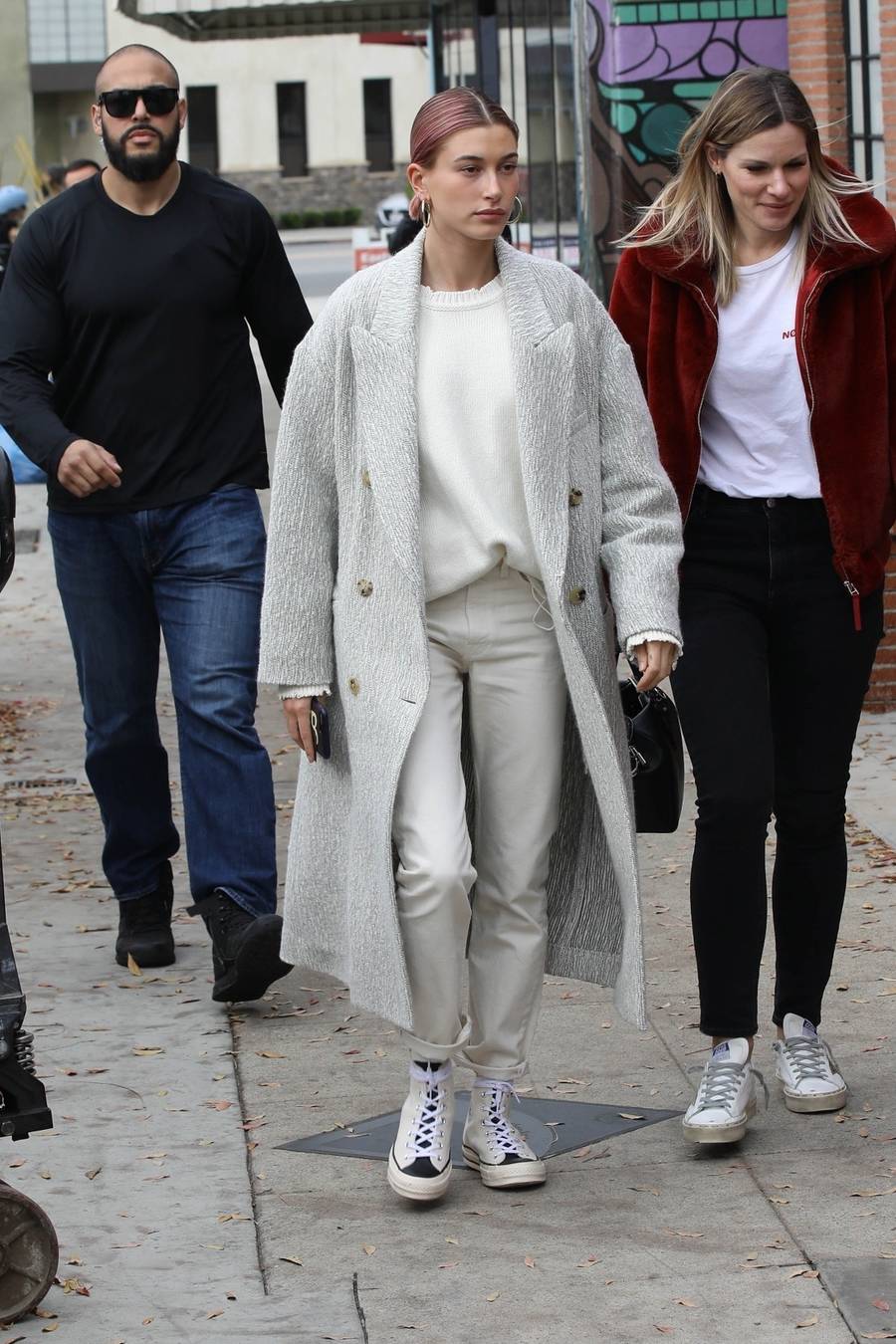 Hailey Bieber w różowych włosach zaskoczyła nietypową stylizacją
