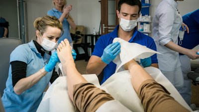 Gwiazdy robią pedicure, masują i malują, czyli Celebrity Salon