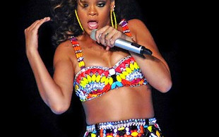 Rihanna koncertuje jak w klubie go-go (FOTO)