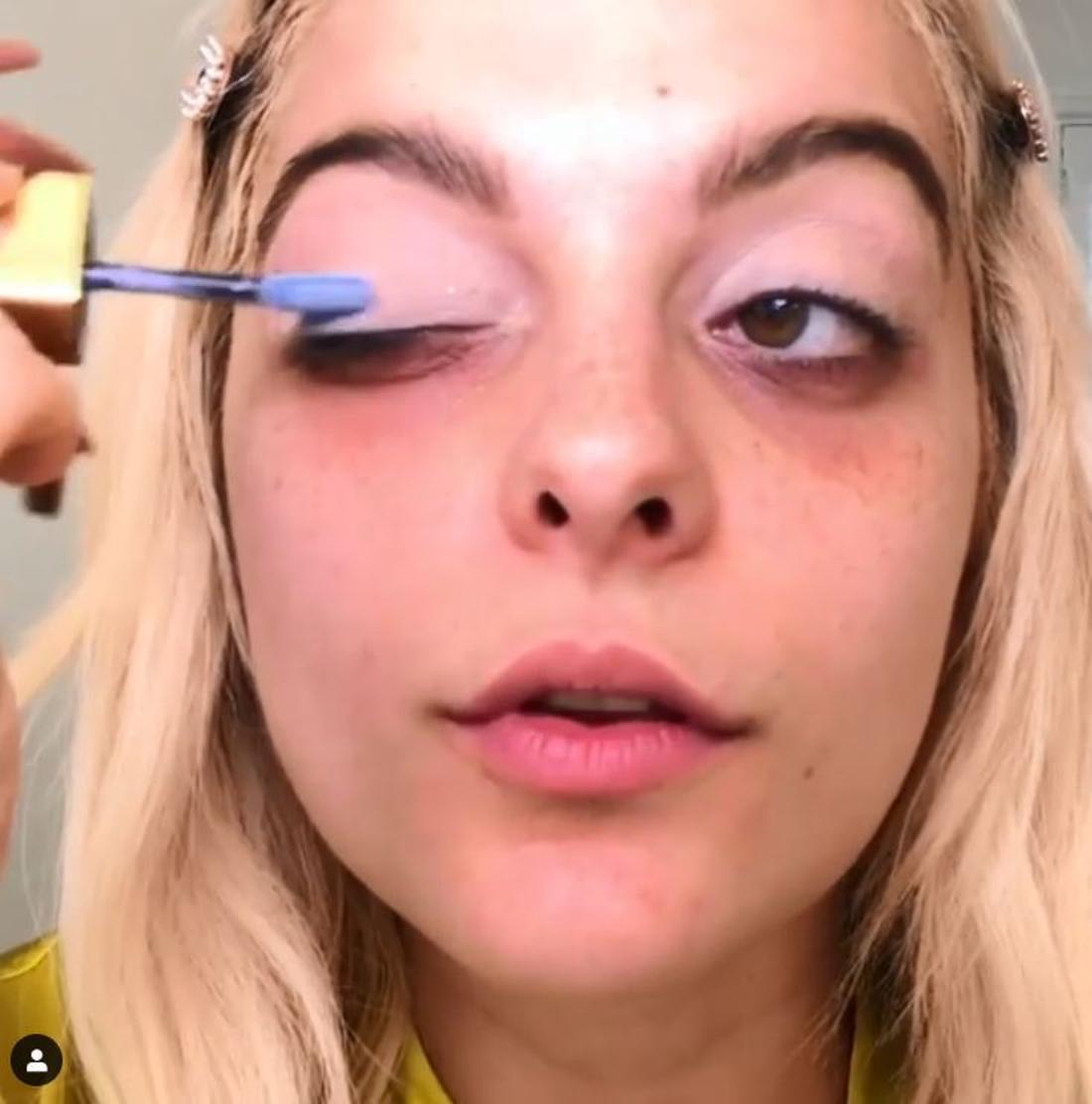 Bebe Rexha pokazuje, jak zrobić niebieski makijaż w stylu Davida Bowie. 