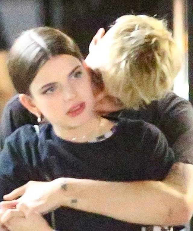 Anwar Hadid całuje się namiętnie z podobizną Kendall Jenner!