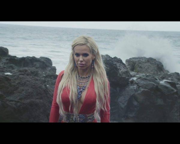 Doda w teledysku Nie pytaj mnie