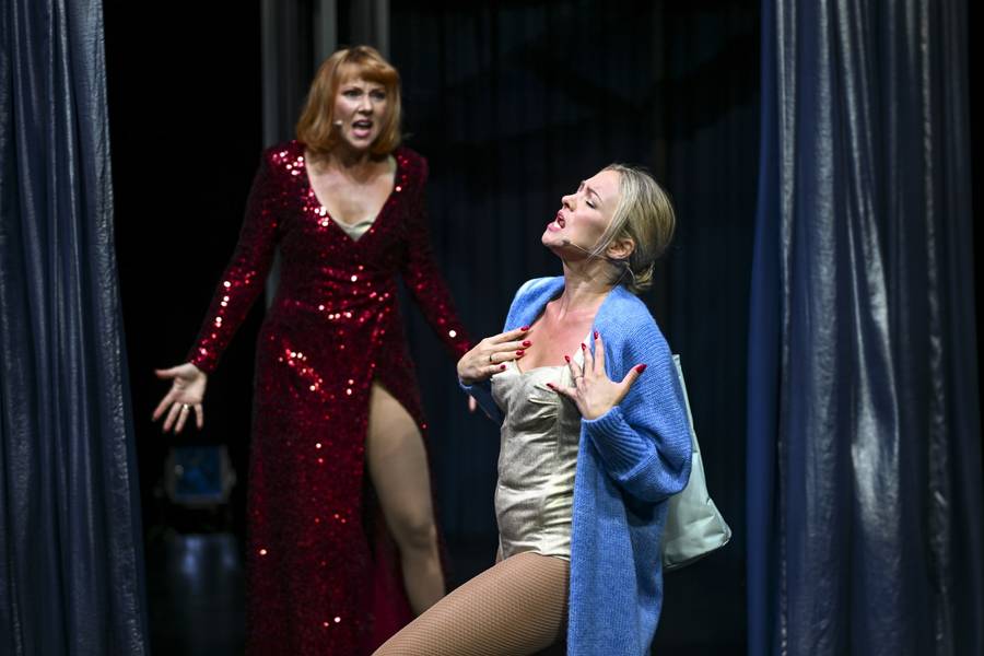 Barbara Kurdej-Szatan dokazuje z siostrą na teatralnej scenie! Wystąpiły w skąpych stylizacjach (FOTO)