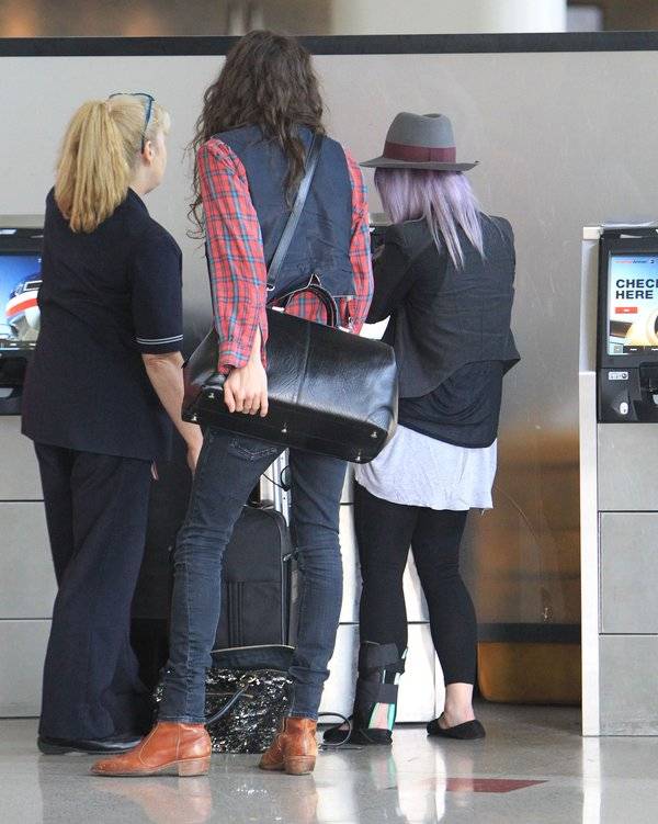 Kelly Osbourne z chłopakiem na lotnisku
